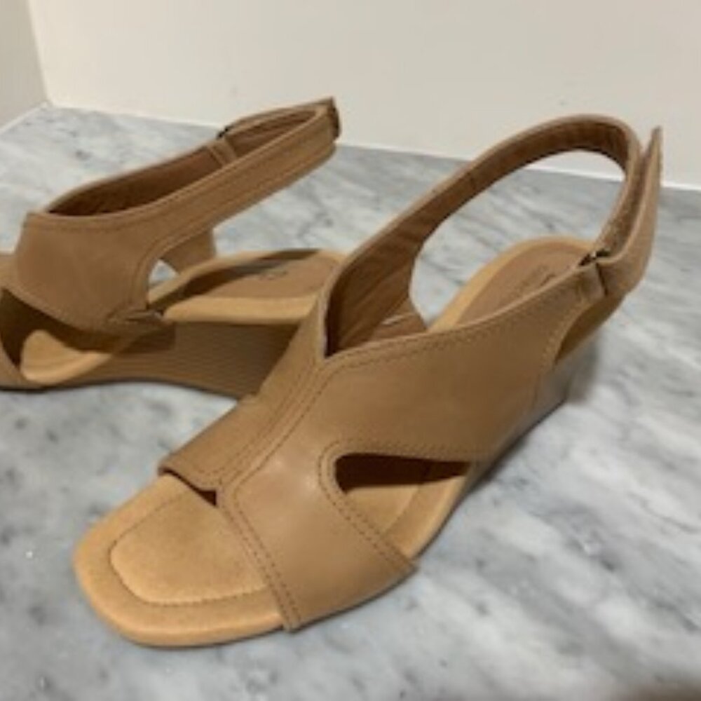 Clarks Wedge Sandals Size 10 Tan Leather